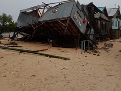 5 Rumah-2 Gudang Nelayan di TN Komodo Roboh Diterjang Angin