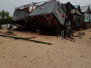 5 Rumah-2 Gudang Nelayan di TN Komodo Roboh Diterjang Angin 5 Rumah-2 Gudang Nelayan di TN Komodo Roboh Diterjang Angin