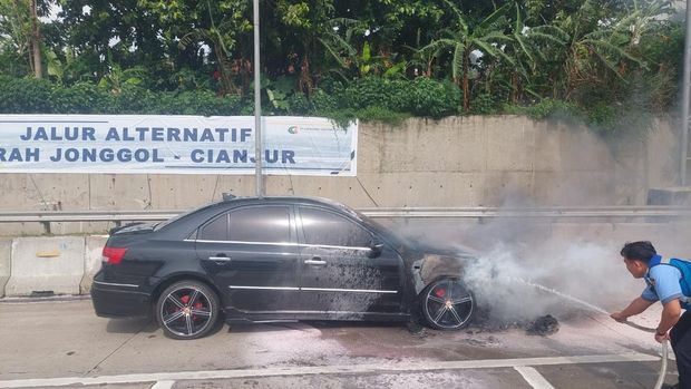 Sedan terbakar di Tol Cinere-Jagorawi