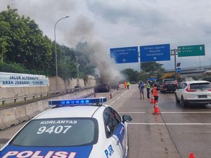 Sedan Terbakar di Tol Cinere-Jagorawi, Diduga gegara Korsleting Sedan Terbakar di Tol Cinere-Jagorawi, Diduga gegara Korsleting