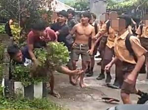 Viral Duel Tukang Parkir Vs ABG Jadi Tontonan Siswa SMP di Buleleng Viral Duel Tukang Parkir Vs ABG Jadi Tontonan Siswa SMP di Buleleng