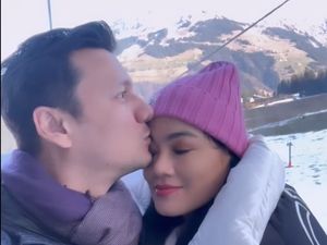 8 Potret Titi Kamal Liburan Keluarga ke Swiss, Mesra Bareng Suami 8 Potret Titi Kamal Liburan Keluarga ke Swiss, Mesra Bareng Suami