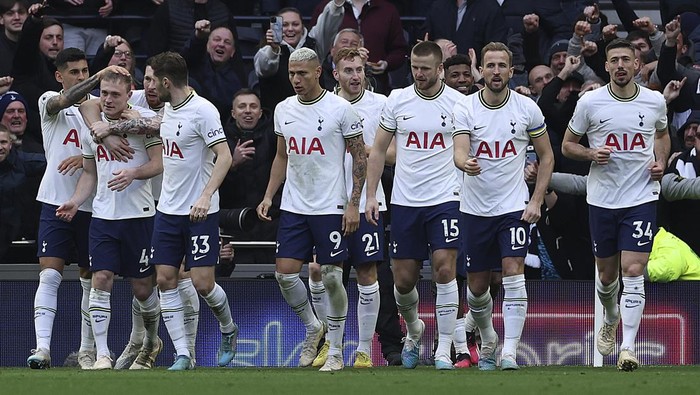 Tottenham players celebrate after Tottenhams Oliver Skipp, second left, scored his sides first goal during the English Premier League soccer match between Tottenham Hotspur and Chelsea at Tottenham Hotspur Stadium in London, Sunday, Feb. 26, 2023.(AP Photo/Ian Walton)