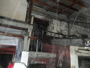 2 Orang Sesak Napas Akibat Kebakaran Rumah di Tanah Abang