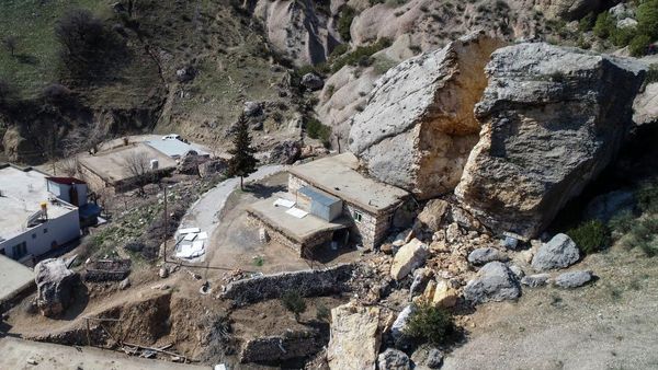 Penampakan Batu Besar di Turki yang Terbelah Dua Imbas Gempa