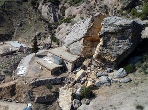 Penampakan Batu Besar di Turki yang Terbelah Dua Imbas Gempa