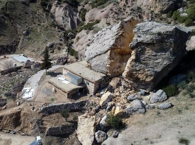 Penampakan Batu Besar di Turki yang Terbelah Dua Imbas Gempa