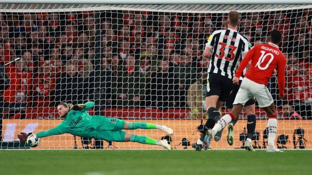 LONDON, ENGLAND - FEBRUARY 26: Loris Karius of Newcastle United saves a shot from Marcus Rashford of Manchester United during the Carabao Cup Final match between Manchester United and Newcastle United at Wembley Stadium on February 26, 2023 in London, England. (Photo by Eddie Keogh/Getty Images)