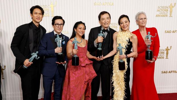 LOS ANGELES, CALIFORNIA - FEBRUARY 26: (L-R) Harry Shum Jr., Ke Huy Quan, Stephanie Hsu, James Hong, Michelle Yeoh, and Jamie Lee Curtis, recipients of the Outstanding Performance by a Cast in a Motion Picture award for 