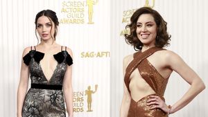 Adu Gaya Ana de Armas dan Aubrey Plaza di SAG Awards 2023