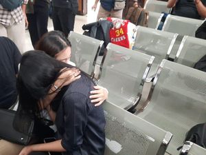 Tangis Anak Hendra saat Sang Ayah Divonis 3 Tahun Penjara Tangis Anak Hendra saat Sang Ayah Divonis 3 Tahun Penjara