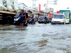 Karawang Diguyur Hujan, Jalan Nasional Pantura Hampir Lumpuh