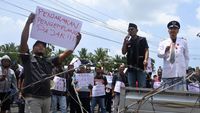 Bawa Lato-lato, Warga Demo Bupati Jember