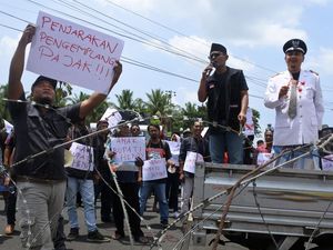 Bawa Lato-lato, Warga Demo Bupati Jember