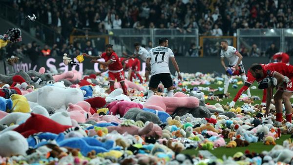Stadion Turki Dipenuhi Boneka untuk Hormati Anak-anak Korban Gempa