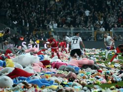 Stadion Turki Dipenuhi Boneka untuk Hormati Anak-anak Korban Gempa