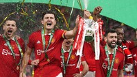 Harry Maguire, walaupun lebih sering ditepikan, masih tetap masuk kelompok berpengaruh MU karena ban kapten secara sah memang masih jadi miliknya. Foto: AP/Alastair Grant