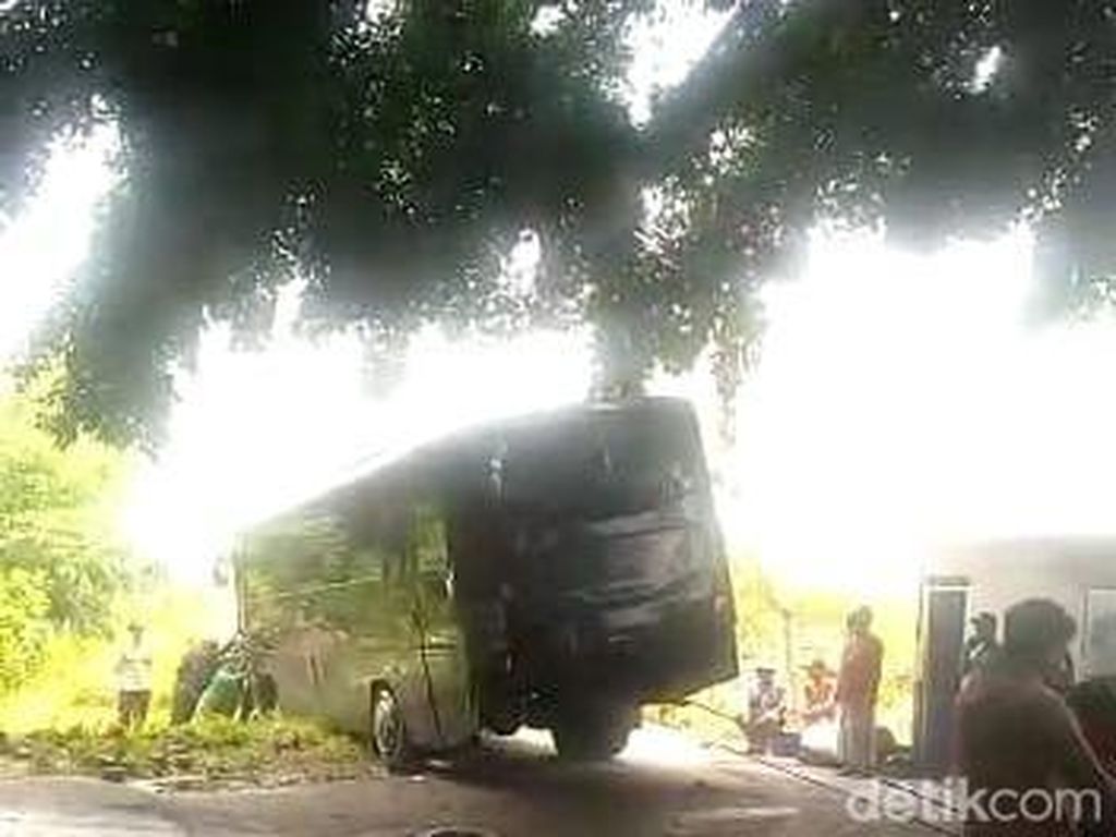 Bus Pemprov Jatim Tersesat di Makam Kediri Masuk Garasi-Ban Belakang Lecet