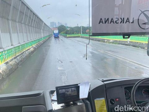 Busway Koridor 13 Transjakarta masih berlubang, 27 Februari 2023, pagi. (Mulia Budi/detikcom)