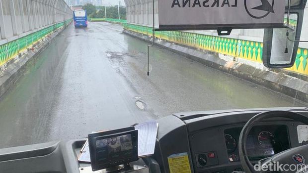 Busway Koridor 13 Transjakarta masih berlubang, 27 Februari 2023, pagi. (Mulia Budi/detikcom)