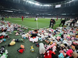 Cara Unik Penggemar Sepak Bola di Turki Menghibur Anak-anak Korban Gempa