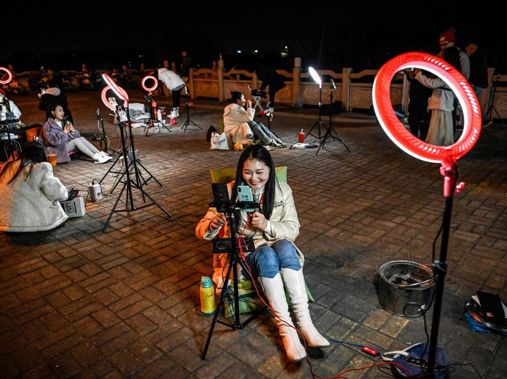 Cari Cuan, Warga China Ramai-ramai Live TikTok di Pinggir Jalan Cari Cuan, Warga China Ramai-ramai Live TikTok di Pinggir Jalan