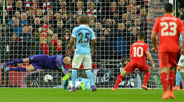 Coutinho, Final Piala Liga Inggris Liverpool's Brazilian midfielder Philippe Coutinho (2R) slots in an equalising goal to take the score to 1-1 during the English League Cup final football match between Liverpool and Manchester City at Wembley Stadium in London on February 28, 2016. / AFP / GLYN KIRK / RESTRICTED TO EDITORIAL USE. No use with unauthorized audio, video, data, fixture lists, club/league logos or 'live' services. Online in-match use limited to 75 images, no video emulation. No use in betting, games or single club/league/player publications. / (Photo credit should read GLYN KIRK/AFP via Getty Images)