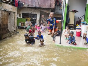 Update Banjir DKI Jakarta: 1 Ruas Jalan dan 100 RT Masih Tergenang Update Banjir DKI Jakarta: 1 Ruas Jalan dan 100 RT Masih Tergenang
