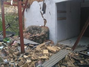 Diterjang Angin Kencang, Rumah Warga Sukabumi Hanya Tersisa Dinding