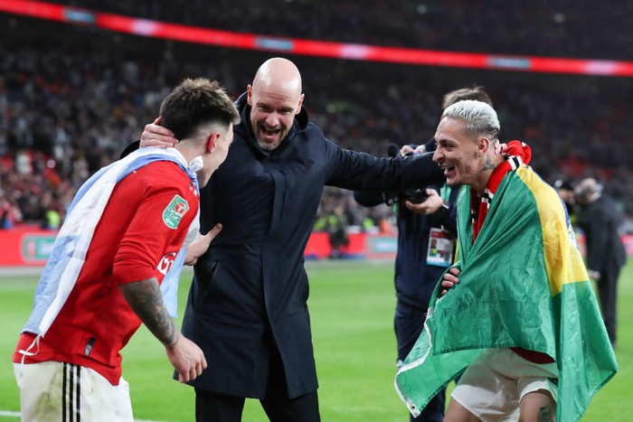 LONDON, ENGLAND - FEBRUARY 26: Manchester United manager Erik ten Hag celebrates victory with Lisandro Martinez and Antony of Manchester United during the Carabao Cup Final match between Manchester United and Newcastle United at Wembley Stadium on February 26, 2023 in London, England. (Photo by Jacques Feeney/Offside/Offside via Getty Images)