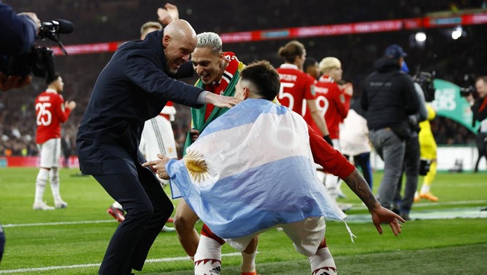 Soccer Football - Carabao Cup - Final - Manchester United v Newcastle United - Wembley Stadium, London, Britain - February 26, 2023  Manchester United manager Erik ten Hag celebrates with Lisandro Martinez and Antony after winning the Carabao Cup final Action Images via Reuters/John Sibley EDITORIAL USE ONLY. No use with unauthorized audio, video, data, fixture lists, club/league logos or live services. Online in-match use limited to 75 images, no video emulation. No use in betting, games or single club /league/player publications.  Please contact your account representative for further details.