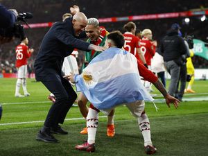 Kelakar Roy Keane ke Ten Hag soal Joget: Mending Resign Malam Ini Juga Kelakar Roy Keane ke Ten Hag soal Joget: Mending Resign Malam Ini Juga