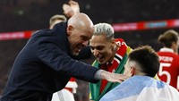 Fans MU sendiri langsung membalas cibiran Piers Morgan, dengan membela aksi joget Ten Hag bersama dua pemain MU yang sudah dibawanya dari Ajax tersebut. Foto: Action Images via Reuters/JOHN SIBLEY