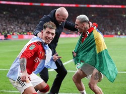 Piers Morgan Cibir Aksi Ten Hag Joget Bareng Antony-Martinez