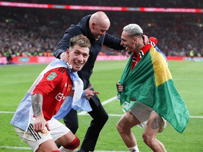LONDON, ENGLAND - FEBRUARY 26: Manchester United manager Erik ten Hag celebrates victory with Lisandro Martinez and Antony of Manchester United during the Carabao Cup Final match between Manchester United and Newcastle United at Wembley Stadium on February 26, 2023 in London, England. (Photo by Jacques Feeney/Offside/Offside via Getty Images)