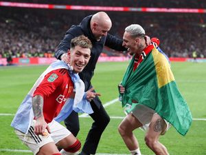 Dan Erik Ten Hag Berdansa-dansa... Dan Erik Ten Hag Berdansa-dansa...