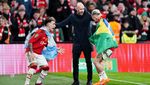 Momen Ten Hag Joget Bareng Licha dan Antony yang Dicibir Piers Morgan