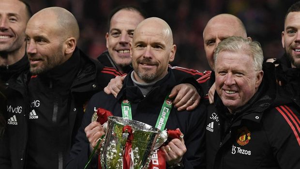 Soccer Football - Carabao Cup - Final - Manchester United v Newcastle United - Wembley Stadium, London, Britain - February 26, 2023 Manchester United manager Erik ten Hag with coaching staff celebrate with the trophy after winning the Carabao Cup REUTERS/Tony Obrien EDITORIAL USE ONLY. No use with unauthorized audio, video, data, fixture lists, club/league logos or 'live' services. Online in-match use limited to 75 images, no video emulation. No use in betting, games or single club /league/player publications. Please contact your account representative for further details.