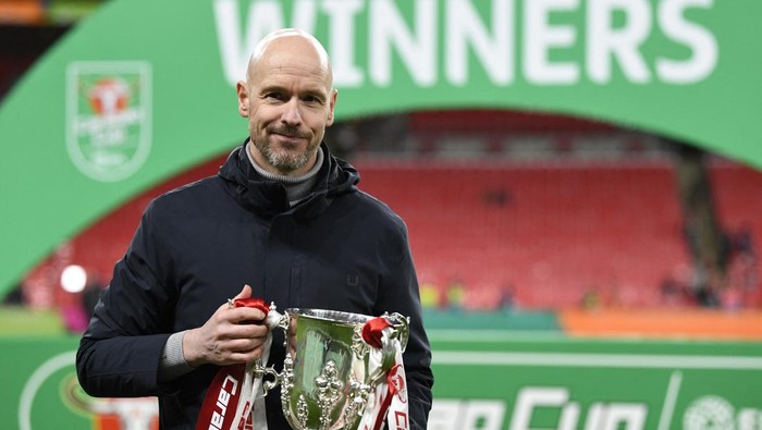 Soccer Football - Carabao Cup - Final - Manchester United v Newcastle United - Wembley Stadium, London, Britain - February 26, 2023  Manchester United manager Erik ten Hag celebrates with the trophy after winning the Carabao Cup REUTERS/Tony Obrien EDITORIAL USE ONLY. No use with unauthorized audio, video, data, fixture lists, club/league logos or live services. Online in-match use limited to 75 images, no video emulation. No use in betting, games or single club /league/player publications.  Please contact your account representative for further details.