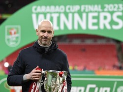 Susah-susah MU Juara, Erik ten Hag Hampir Lupa Bawa Pulang Trofinya