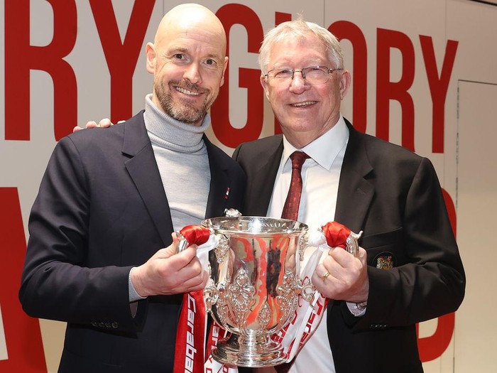 LONDON, ENGLAND - FEBRUARY 26: Manager Erik ten Hag and Sir Alex Ferguson of Manchester United celebrate in the dressing room after the Carabao Cup Final match between Manchester United and Newcastle United at Wembley Stadium on February 26, 2023 in London, England. (Photo by Matthew Peters/Manchester United via Getty Images)