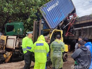 Detik-detik Truk Kontainer-Motor Terjun dari Flyover Dekat Pelabuhan Semarang