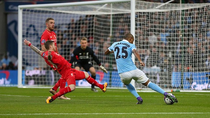 LONDON, ENGLAND - FEBRUARY 28 :  Fernandinho of Manchester City steps up to score a goal to make it 0-1 during the Capital One Cup Final match between Liverpool and Manchester City at Wembley Stadium on February 28, 2016 in London, England.  (Photo by Catherine Ivill - AMA/Getty Images)