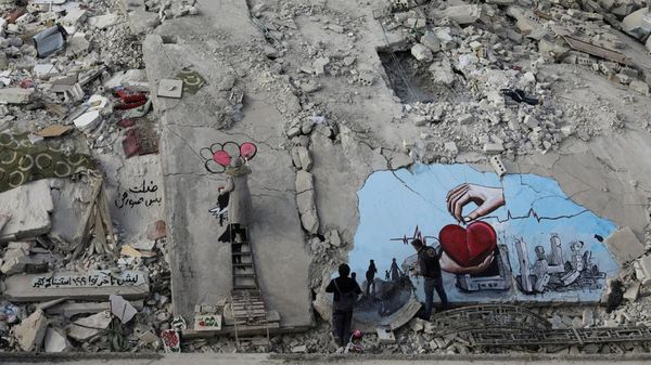 Goresan Tinta Para Pelukis Warnai Reruntuhan Gempa di Suriah