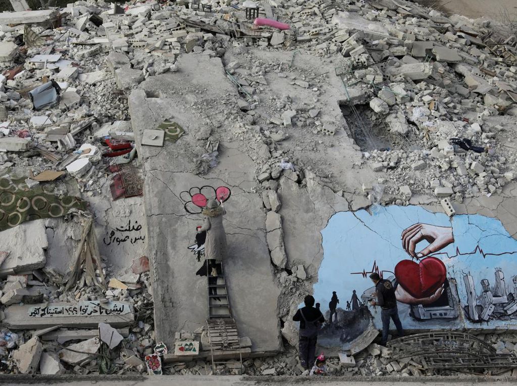 Goresan Tinta Para Pelukis Warnai Reruntuhan Gempa di Suriah