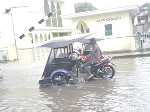 Warga Gorontalo Keluhkan Jalan Jenderal Sudirman Sering Tergenang saat Hujan Warga Gorontalo Keluhkan Jalan Jenderal Sudirman Sering Tergenang saat Hujan