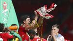 Harry Maguire Masuk, Main 2 Menit, Angkat Piala