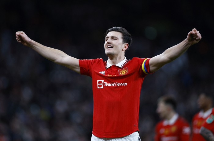 Harry Maguire, MU juara carabao cup Soccer Football - Carabao Cup - Final - Manchester United v Newcastle United - Wembley Stadium, London, Britain - February 26, 2023 Manchester United's Harry Maguire celebrates after winning the Carabao Cup final Action Images via Reuters/John Sibley EDITORIAL USE ONLY. No use with unauthorized audio, video, data, fixture lists, club/league logos or 'live' services. Online in-match use limited to 75 images, no video emulation. No use in betting, games or single club /league/player publications. Please contact your account representative for further details.