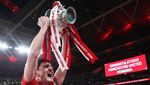Harry Maguire Masuk, Main 2 Menit, Angkat Piala