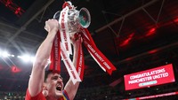 Buat Maguire, itu pun menjadi trofi pertamanya di MU. Sebelum ini ia harus puas jadi runner-up Liga Europa 2021. Foto: Offside via Getty Images/Charlotte Wilson/Offside